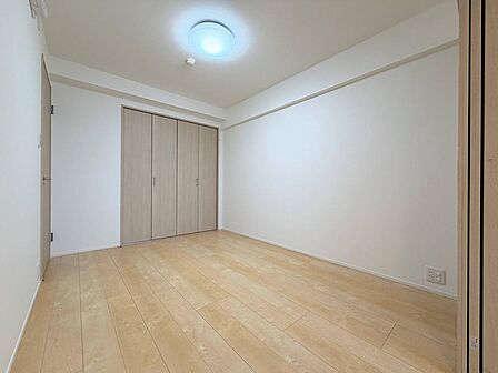 5.5帖洋室。クローゼット完備なのでお部屋に余計な収納家具を置く必要がなく、スペースを有効活用できます。家具配置が楽しめるフラットな洋室。