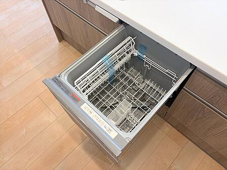 食洗機付きのキッチンは毎日かかせない、お皿洗いの強い味方!!後片付けの苦労も軽減します。