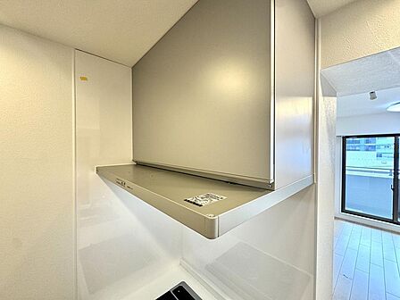 調理の際に出る煙や油分を、屋外へと排出してくれるレンジフード。お手入れしやすいフラットタイプ。