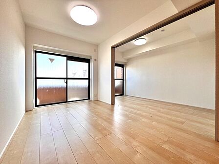 リビングだけでなく洋室にもしっかり日が当たっています。上吊りされている引き戸ですので下階への音が軽減　またレールが無いのでお掃除がとてもしやすいです。