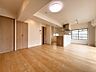 リビング/ダイニング：横長リビングダイニングは長い壁が家具配置しやすく部屋全体もすっきりします。リビングに収納があるのも嬉しいですね。