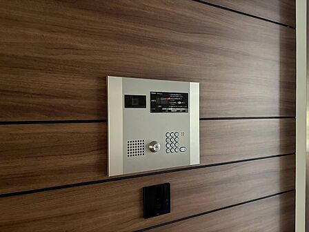 オートロック付きのマンションは、セキュリティ対策としての安心感が大きいです。空き巣に狙われにくい事や、勧誘などの訪問も回避しやすいです。