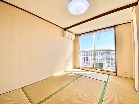 和室でございます！ちょっと一息つく癒しの空間になりますね♪お子様のお昼寝にも便利ですね♪