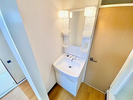 ☆きれいな洗面台で朝の身支度もはかどりますね☆広めの洗面所なので朝の用意にゆとりが生まれますね☆