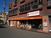 １階西端テナント・小型スーパーマーケット「KITE-GO」静鉄ストア