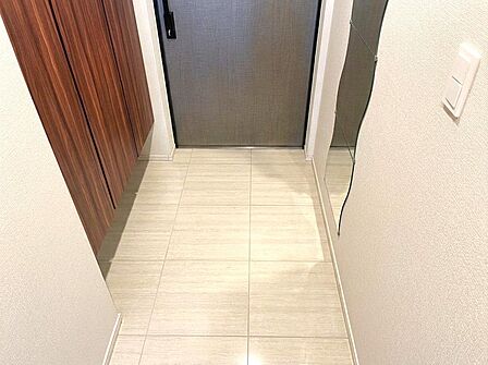 たっぷり収納できるシューズボックスのある玄関