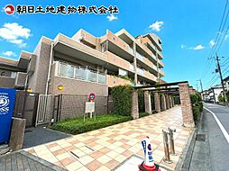 車通りから一本入った閑静な住宅街に佇む外観。専用使用権付きの駐車場もあり、車のある暮らしにも安心です。
