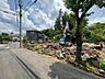 外観：前面道路含む現地外観