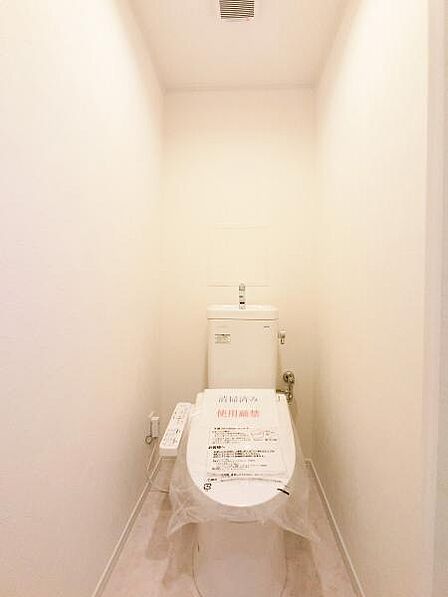 トイレは、洗浄機能を標準完備。清潔な空間の印象です。