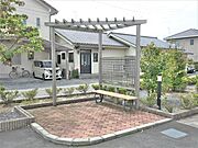 物件敷地の共用スペースにはベンチがございます。