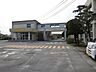 周辺：【小学校】当物件から約550m先に嘉麻市立稲築西義務教育学校があります。徒歩圏内だと低学年のお子様の通学も安心ですね。