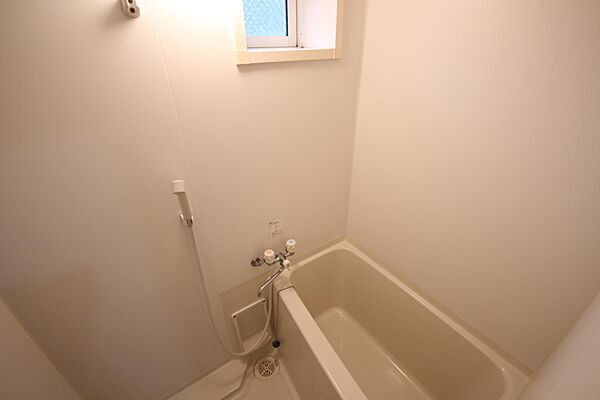 画像8:シンプルな浴室