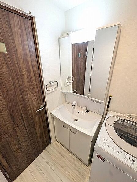 【洗面化粧台】洗面台は三面鏡でみやすく、鏡の裏側はすべて収納になっています。