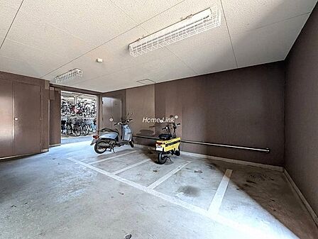 バイク置場。