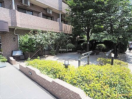 敷地内の小さな公園。