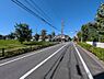 周辺：【エントランス前道路】周囲は閑静な住宅地です。エントランスの道路向かいは公園になり、緑豊かでのびのびした環境です。