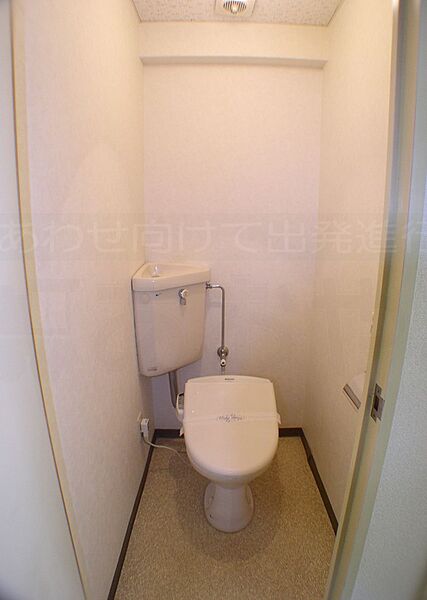 画像9:トイレ　※温水洗浄便座がある場合はサービス備品。