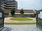 東大阪市立若江幼稚園まで450m 「心豊かにたくましく生きる子どもを育てる」を教育目標に掲げ、集団のきまりや、思いやり優しさを学びながら、緑豊かな園庭で、子どもたちがのびのびと遊んでいます。