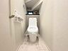 トイレ：【トイレ】ゆとりをもったトイレの広さ、白ベースに清潔感ある空間です。