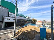 ●〇前面道路は車通りの少ない道路。段差もなくお車の出し入れが苦手な方も駐車しやすそうです〇●