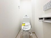 ●〇ゆとりをもった広さ、白ベースに清潔感ある空間です。もちろんウォシュレットも完備しております。小物を収納するスペースがあるのも良いですね。毎日頻繁に利用する大切な空間だからこそ、こだわりたいです〇●
