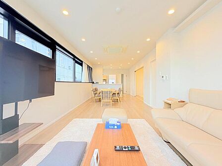 ●〇家族の思いを抱きながら、平和であることに感謝したくなる悠久の時。あたかかく感じるのは、陽当りだけではなかった!広く和やかに暮らせる空間と家族の存在が胸にジーンと響きわたる。理想の住まいがここに〇●