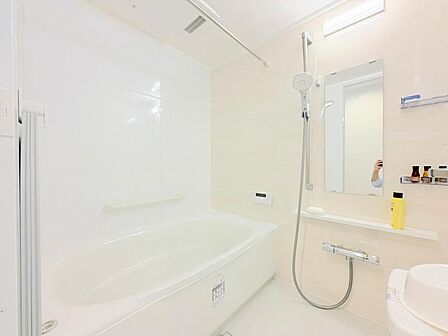 ●〇ユニットバスはゆったりとくつろげる1坪タイプ。足までしっかりと伸ばせる浴槽は心身ともにしっかりと疲れを癒してくれます。お子様と一緒の入浴でも充分な広さです。バスルームは疲れを癒すくつろぎの場所〇●