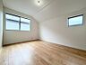 室内：●〇採光、通風が心地よいお部屋です。お子様部屋にも、お父さんの書斎にも、どんな目的でも心地よくお使いいただけるようなデザインになっている為、家族構成の変化にも柔軟に対応できる居室となっております　〇●