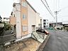 外観：●〇前面道路は車通りの少ない道路。段差もなくお車の出し入れが苦手な方も駐車しやすそうです〇●