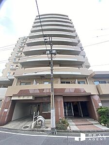 外観：鶴見区にそびえ立つ11階建てのマンションは、周囲の目を惹く存在感を放ちます。リフォーム済で内装はまるで新築のようにきれいです♪