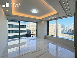 リビングは約25帖。バルコニーも隣接しており、眺望も良好。心地の良い朝日を浴びてのどかな朝食のお時間も。