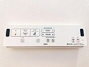 【ウォシュレット付き】洗浄、保温などの機能を備えたウォシュレット。洗浄により毎回のペーパー使用量を減らせ、保温により冬場の便座のひんやりを解消してくれる便利な設備付き