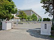 【座間市立栗原小学校】 400ｍ　校庭が非常に広く元気な声が聞こえます。休みの時は良く少年野球やサッカーをよくやっています。