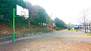 【ハイウェイパークあつぎ公園】1800ｍ　健康遊具やバスケットゴールも完備されているので、小さな子どもだけでなく中高生や大人の遊び場としても最適です。