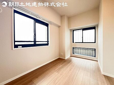 【洋室】2面より光を取り込み明るいお部屋となっております。