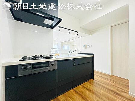 【キッチン】明るく開放感があるキッチンはリビングが見渡せる対面キッチンを採用。いつでもご家族を感じながらお料理できます。