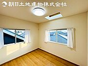 【洋室】道行く人の視線を気にせず暮らせる安心感。そして窓から見える空がさらなる解放感を演出します。