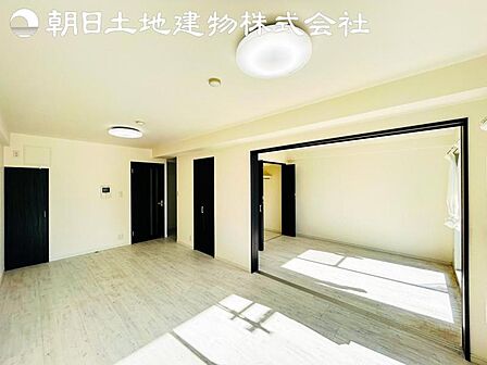 【リビング】ご家族の一日のはじまりも一日の終わりも、いつもこの空間から。お家のなかで特にこだわって頂きたい空間です。