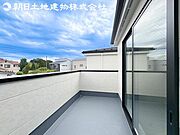 【バルコニー】日当りよく、心地良い風に吹かれてホッと一息ついてください。