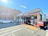 周辺：駐車場があり、商品も綺麗に陳列されていて買い物しやすいです。