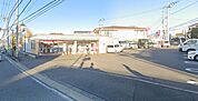 【セブンイレブン　綾瀬寺尾中1丁目店】240ｍ　駐車場が2ヶ所の出入りが出来て車の方は利用しやすい