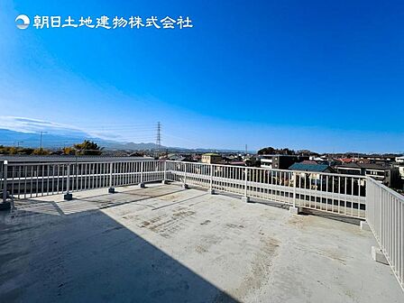 【約30帖のルーフバルコニー】前面に高い建物がない為、開放感あふれる眺望です!