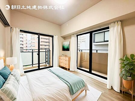 【洋室】木目のフローリングが暖かみのある室内に。明るい寝室で心地のいい朝を迎えられそう。※家具はCG合成の為付属しません。