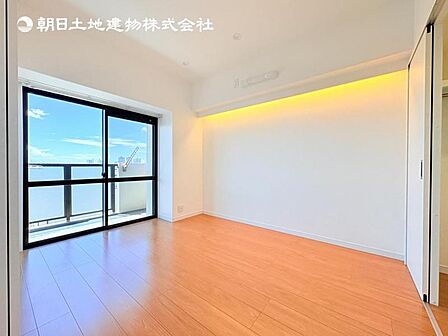 【洋室】木目のフローリングが暖かみのある室内に。明るい寝室で心地のいい朝を迎えられそう。