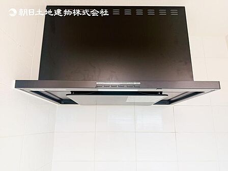【スリム型レンジフード】稼働時の音が換気扇よりも静か 屋外とダイレクトにつながる換気扇と比べ、音が静かなメリットがあります。
