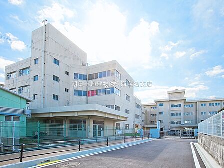 【厚木市立三田小学校】950m　とても広々としていて自然豊かな小学校です。周りには畑が多く食育などにとても適していると思います。