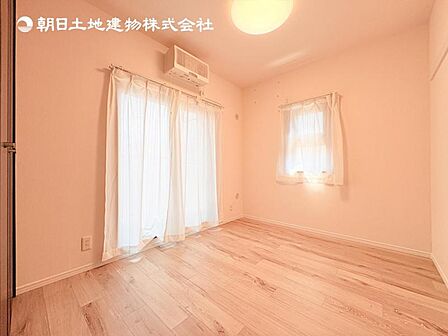 【洋室】木目のフローリングが暖かみのある室内に。明るい寝室で心地のいい朝を迎えられそう。