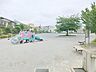 周辺：【南台公園】1100ｍ　一本桜が綺麗な公園です。遊具は小さな滑り台、砂場、鉄棒、バネで動く乗り物があります。
