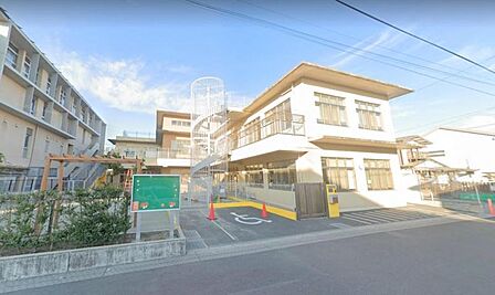 【厚木ふじの花保育園】230m 本厚木駅から徒歩6分ほどの場所にあります。周りに公園がたくさんあります。