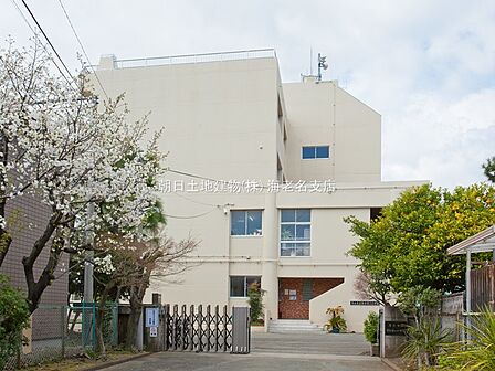【厚木市立厚木第二小学校】830m 市街地にありながら自然に囲まれた素晴らしい環境の下で、子どもたちは自由に学び、遊べる環境が整っています。